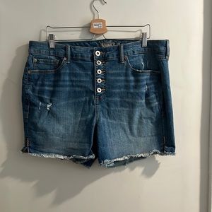 Torrid medium blue denim shorts size 18